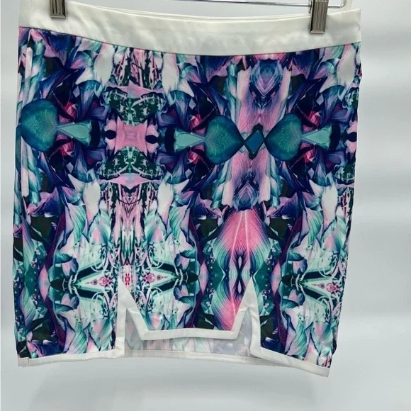 Tobi Short Mini Skirt Abstract Print Front slits PREOWNED/USED - Picture 4 of 14